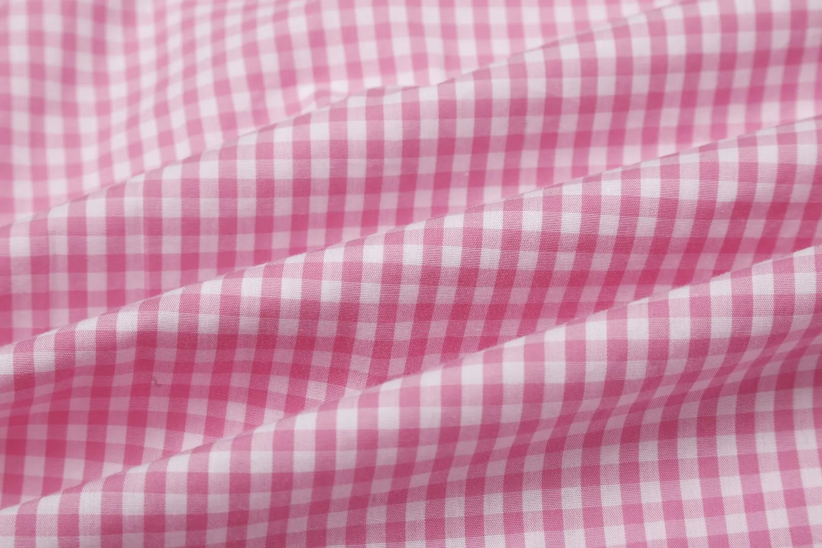 P240 White background picture [Evergreen for all seasons] Style number: 25016# Color: Pink/Navy Blue Size: S to The yarn is tighter ✅ - Custom-dyed original pearlescent white buttons with different sizes ✅ - Special shaped chiffon foil is included in the collar door tube, which is not easy to deform and pull ✅ - RL refreshing plaid shirt is more naughty and colorful than the simplicity of the solid color shirt. It can be salty or sweet. Daily travel and travel. High production rate. Style customization.